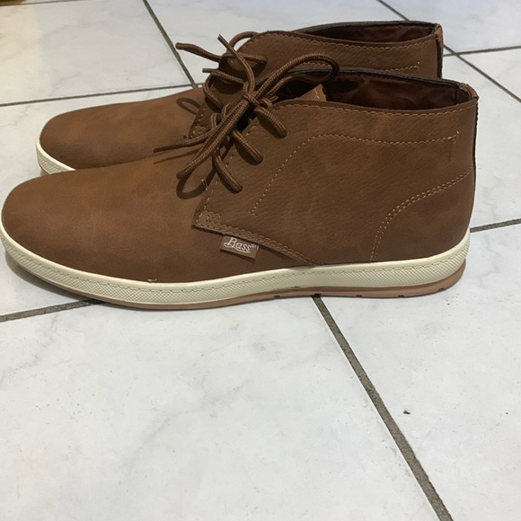 The brand is bass and it’s the colour brown ,size 11 - Picture 2 of 5